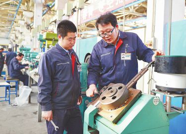 Ϊ�������������ӥ�������к���ҵ��ϯ����ר�ҡ� �߼���ʦ����ī